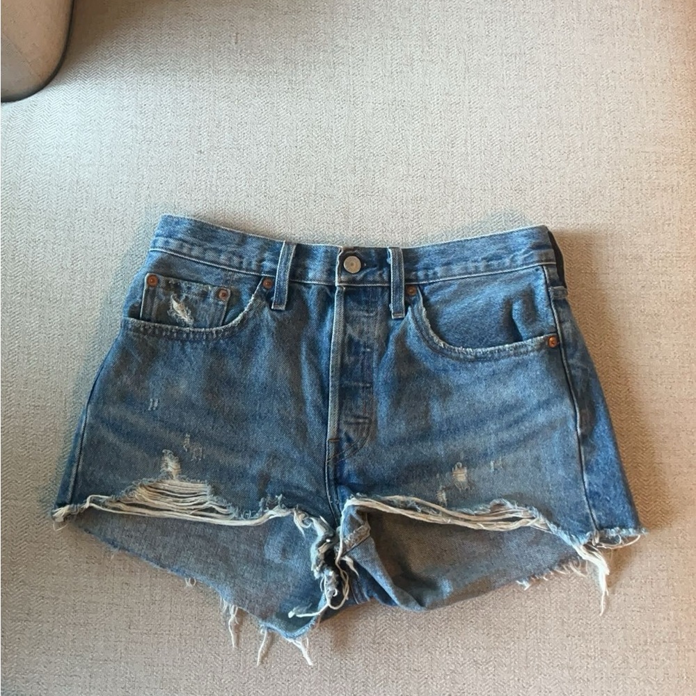 Women’s Levi 501 dark wash shorts. Size 27.